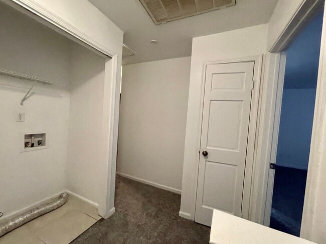Building Photo - 3 bedroom townhome! Fenced backyard.