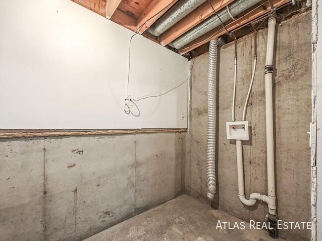 Building Photo - 1633 W Prairie St