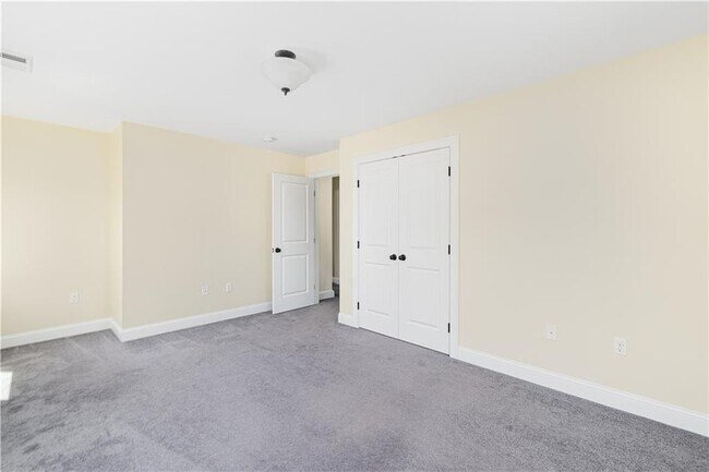Building Photo - 20 Vanderbilt Ln