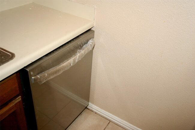 Building Photo - 17401 Red Oak Dr