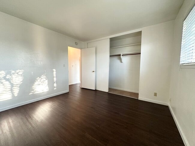 Building Photo - Charming cottage style unit located in Sacramento!