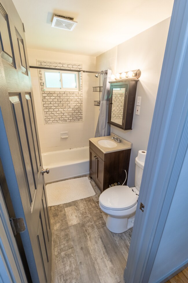 Building Photo - 2 Bedroom Ranch with Solar Panels, great e...