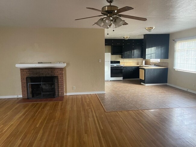 Building Photo - Northeast Hights Home