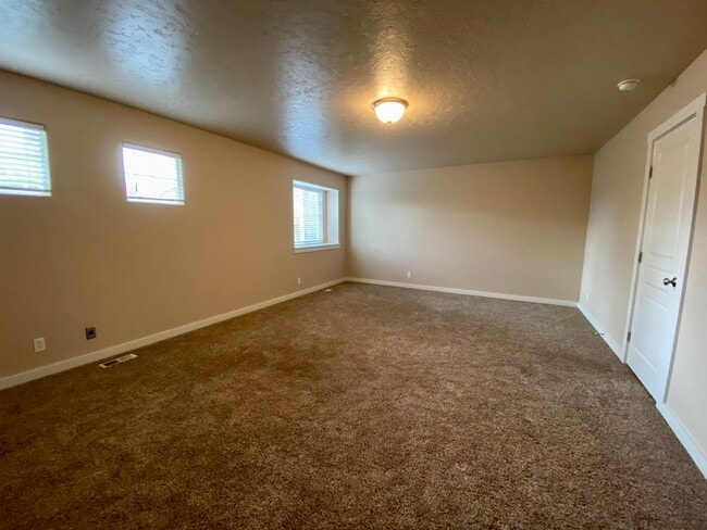 Building Photo - Lovely 4 Bedroom (+ Large bonus room) in B...