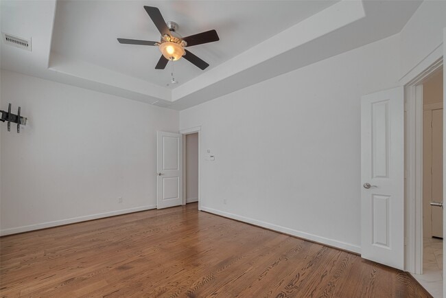 Building Photo - 854 W 20th St