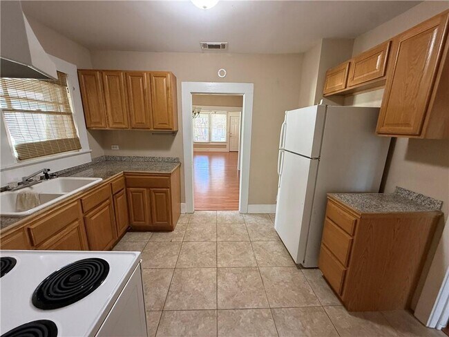 Building Photo - 135 N Carlen St