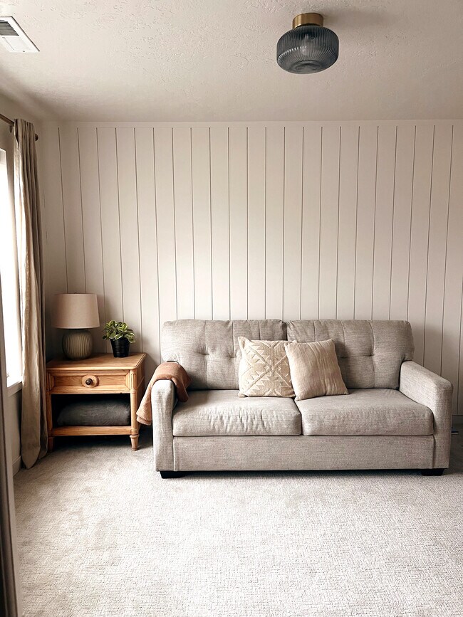 Building Photo - 16848 N Breeds Hill Ave