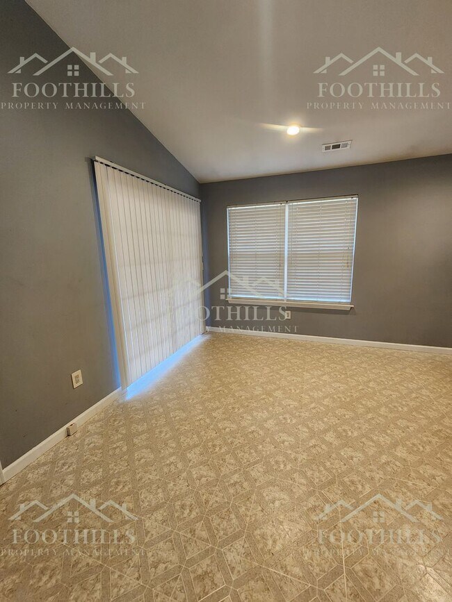 Building Photo - 438 Old Colony Rd