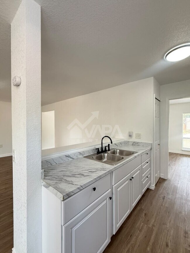 Building Photo - 2910 Lake Briar
