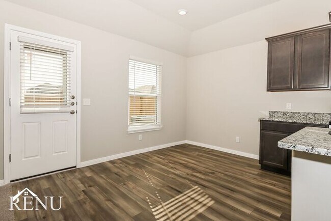 Building Photo - 1605 Maroon Dr