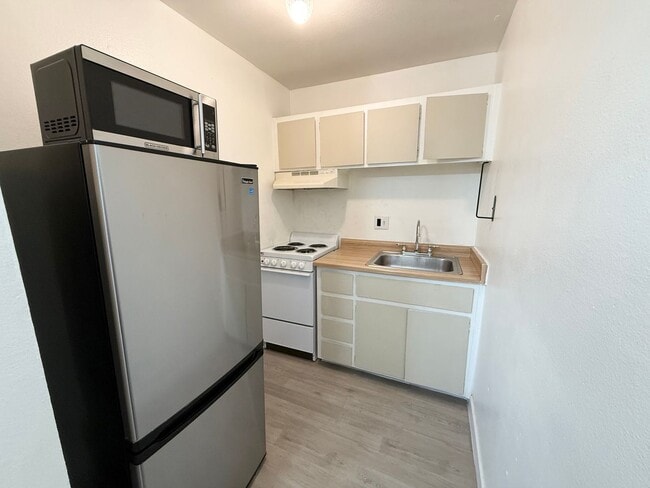 Building Photo - Convenient Studio Across from UNLV!
