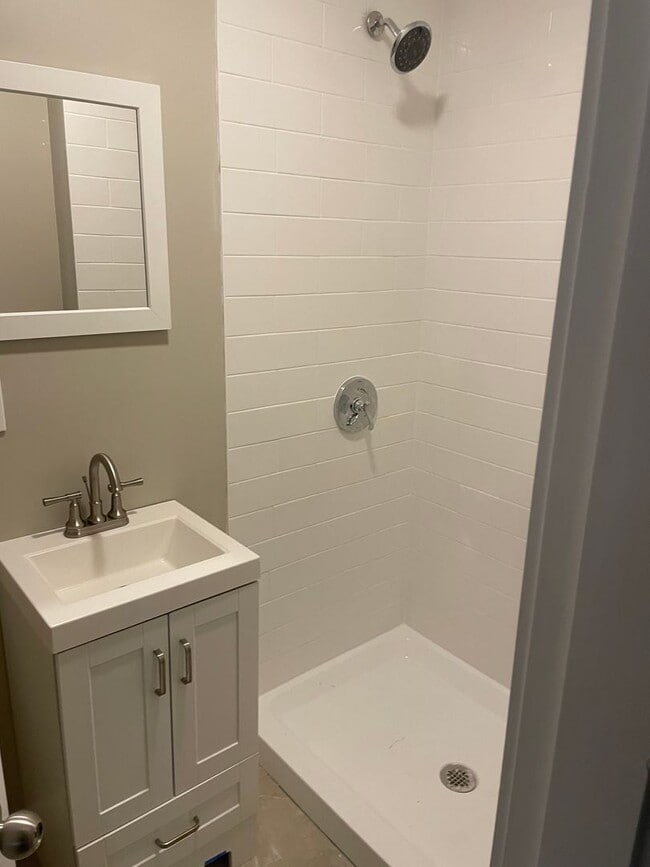Building Photo - Huge 4 bed 3 bath Bi level unit near the Red Line and Commuter Rail in Quincy!