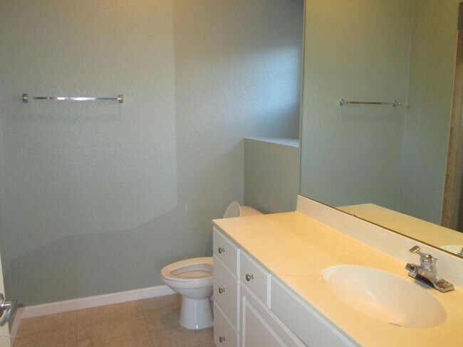 Building Photo - Cute 2 bedroom / 2 bath unit in beautiful ...