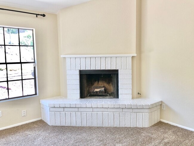 Building Photo - Sweet Single-Story, Completely Detached, in the Picturesque Fallbrook Village HOA Community!