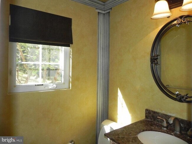 Building Photo - 33 Hampton Ct