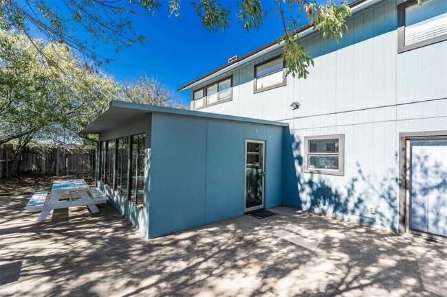 Building Photo - 2106 Lamplight Village Cir