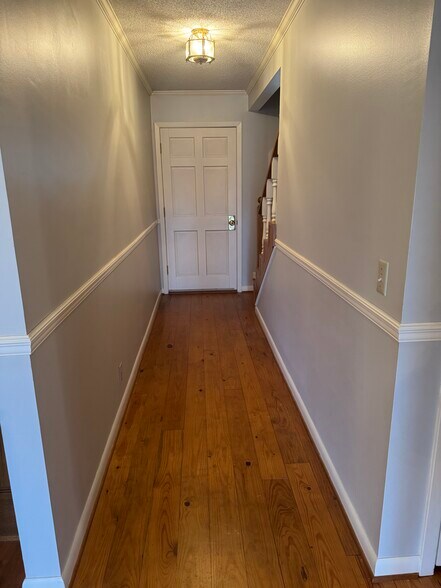 Building Photo - 21 Lakeview Dr