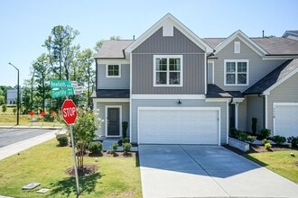 Building Photo - Gorgeous End Unit Townhome!