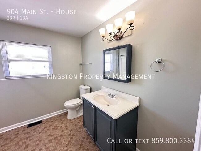 Building Photo - 904 Main St