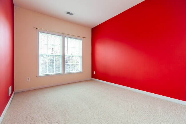 Building Photo - Spacious, Light-Filled Home in the Desirable Broadlands