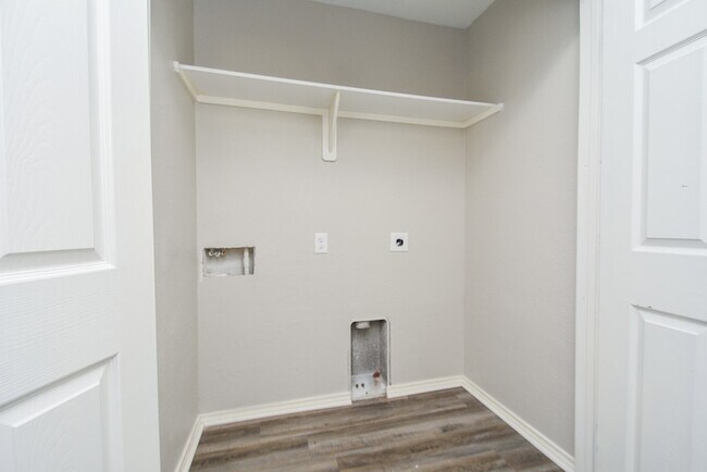 Building Photo - 946 Oak Falls Dr