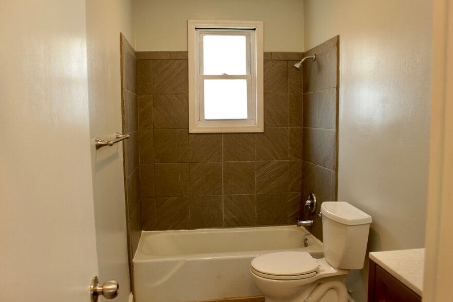 Tiled Bathroom - 1401 22nd Ave N