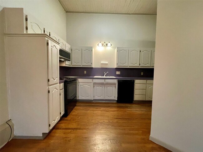 Building Photo - 105 W Hickory St