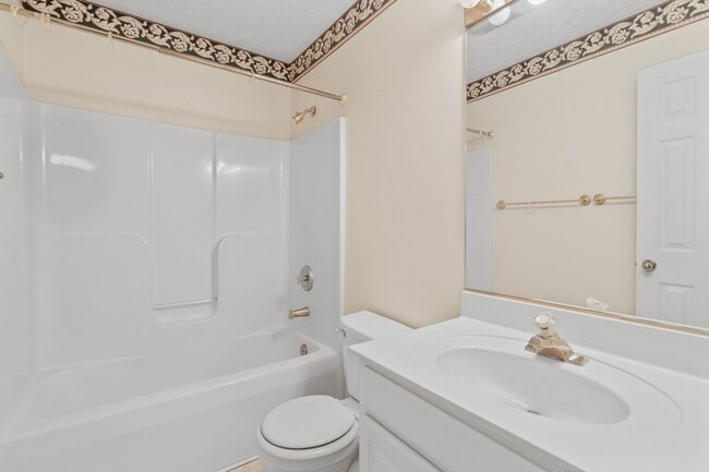 Building Photo - 3 bed/2.5 bath Off street parking