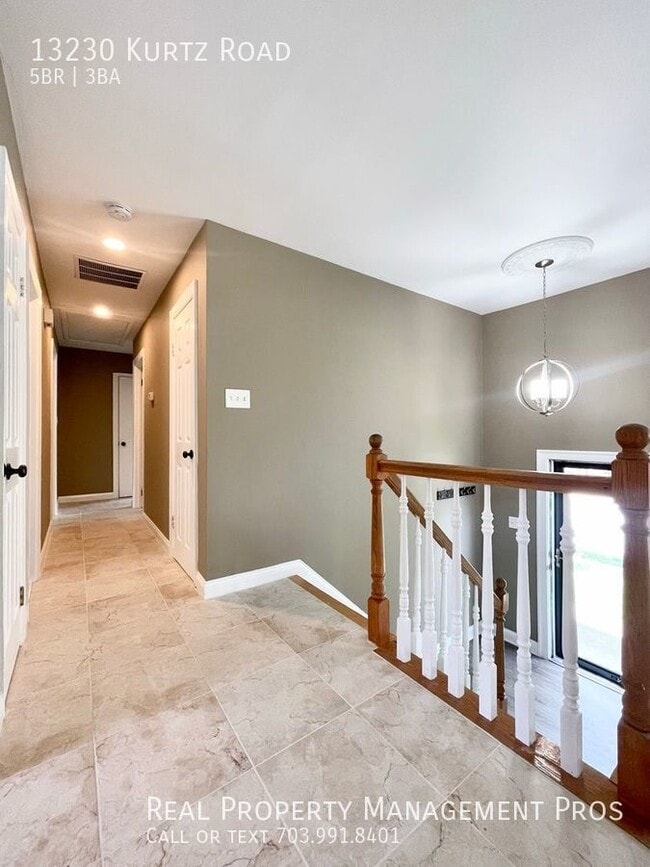 Building Photo - FIVE BEDROOM THREE FULL BATH!  UPDATES GAL...