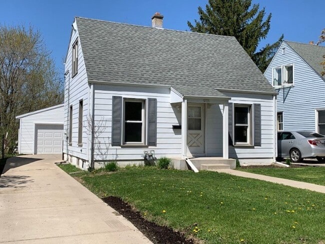 Building Photo - West Allis 3 bedroom 1 bath 2.5 car garage