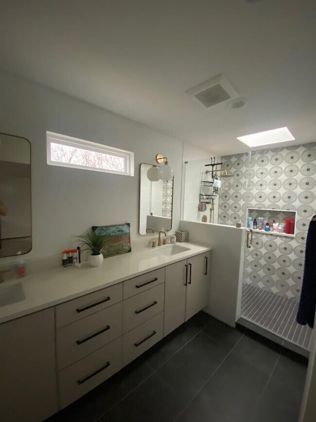 Building Photo - 4609 Leslie Ave