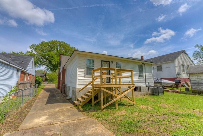 Building Photo - Move-in Special! 1/2 off first month's rent!
