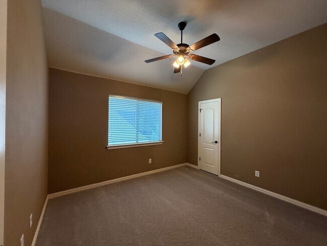 Building Photo - 2207 Canterbury Dr