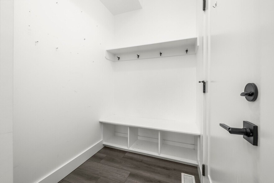 Building Photo - 7084 S 300 E