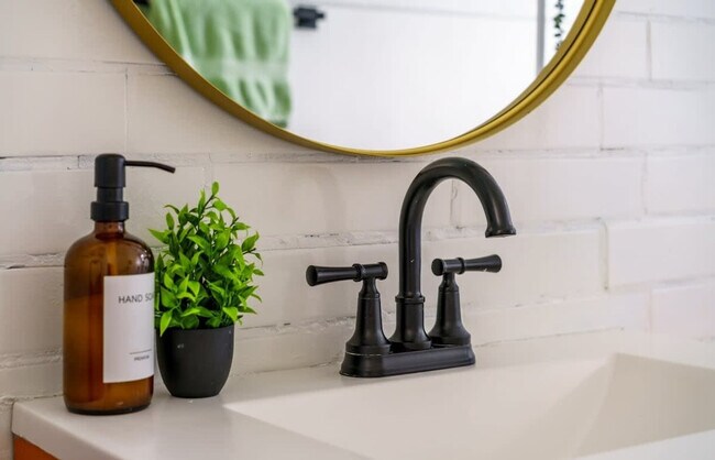 Building Photo - 575 1/2 City Park Avenue-SI ID1265634P