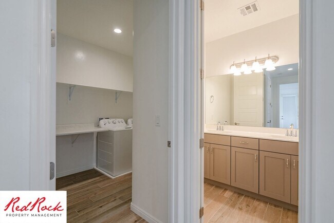Building Photo - 3 Bedroom, 2.5 Bathroom Townhome in Ivins City