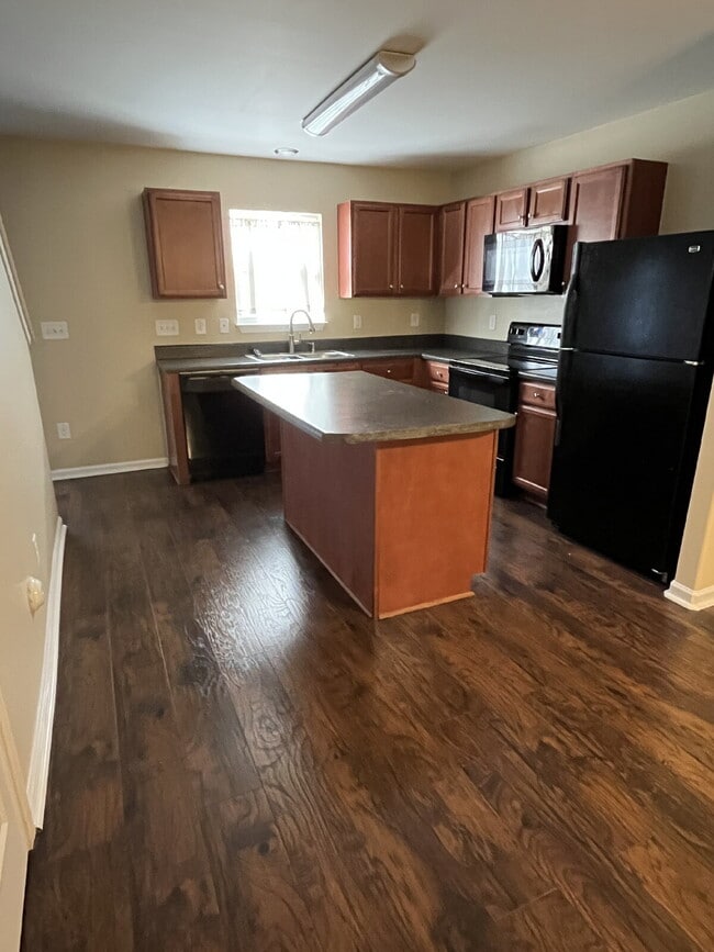 Building Photo - "Charming 2-Bedroom Townhouse Retreat with 2.5 Baths in Kernersville!"