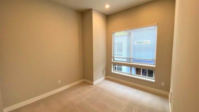 Building Photo - Modern 4BR Townhome in Prime Bellevue | AC | Bellevue Schools | Minutes to Microsoft
