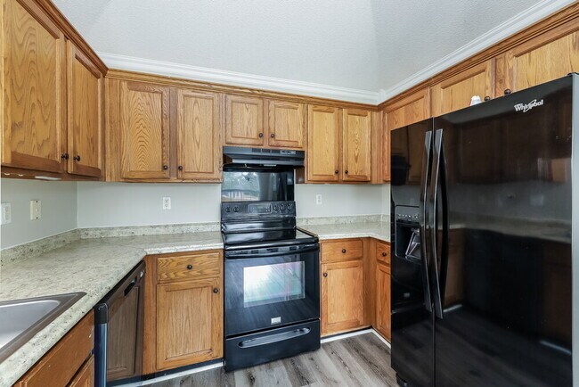 Building Photo - 490 Bruins Trce