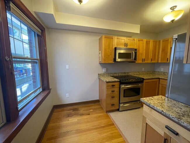 Building Photo - Queens Court Large Charming 1 Bedroom Available Now! Highly Desirable Queen Anne Location