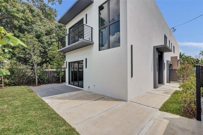 Building Photo - 2421 SW 16th Ter