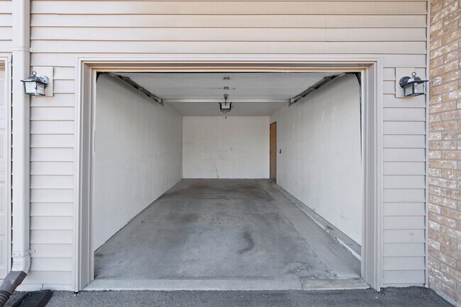 Building Photo - 2 Bedroom 2 Bathroom Lower 1 Car Garage