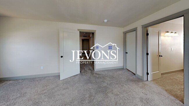 Building Photo - Spacious home with fully equipped kitchen and 2-car garage near Stewart Park