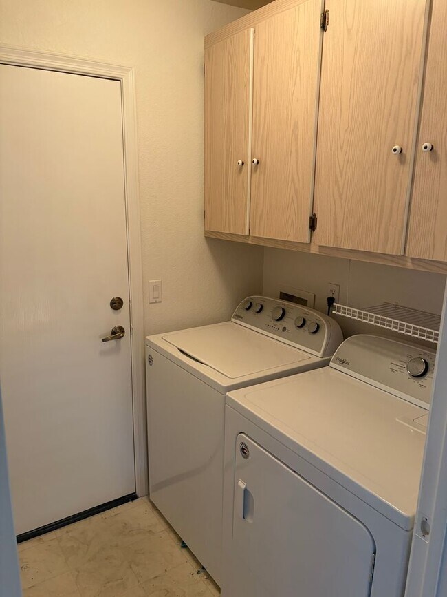 Building Photo - Updated 2BR in 55+ Community w/ Screened Patio + Private Yard – Move-In Ready!