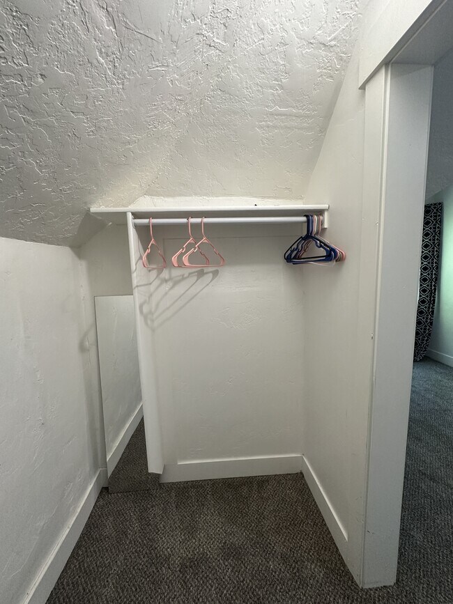 Building Photo - 568 W 300 N