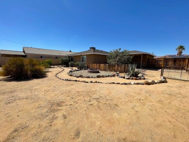 Building Photo - Modern and Move In Ready