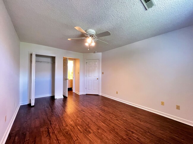 Building Photo - BEAUTIFUL 2 BEDROOM CONDO AVAILABLE IN FAR...