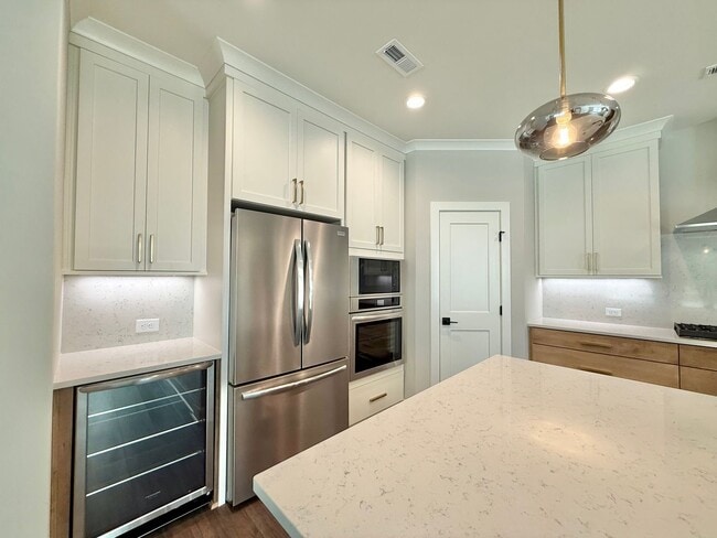 Building Photo - **OFFERING RENT PROMOTION FOR FIRST 6 MONT...
