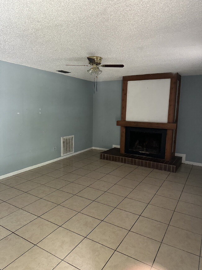 Building Photo - 2 Bedroom, 1.5 Bathroom, 1 Car Garage home...