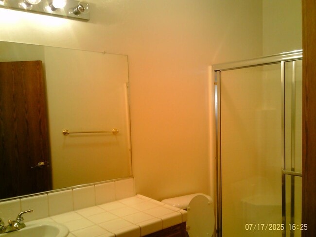 Building Photo - NORTHWEST CUTIE !  NEW PAINT AND FLOORING!!!
